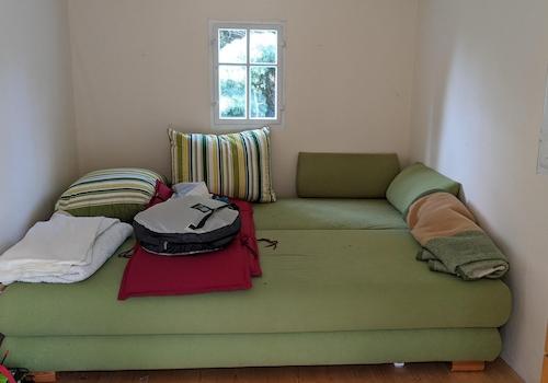 Gartenhaus innen Couch