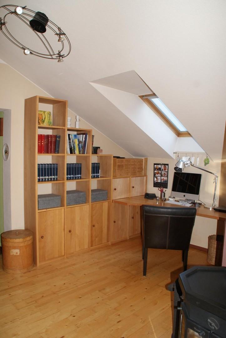 Bürobereich im Wohnzimmer
