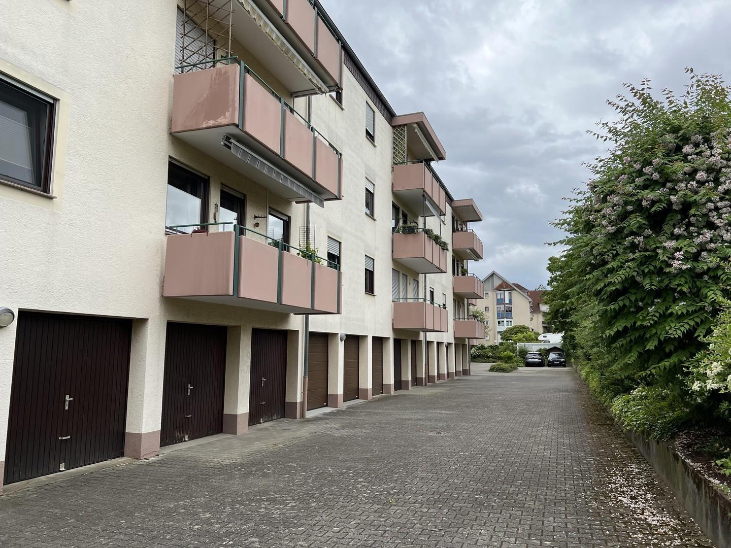 Hinterhof mit Garagen