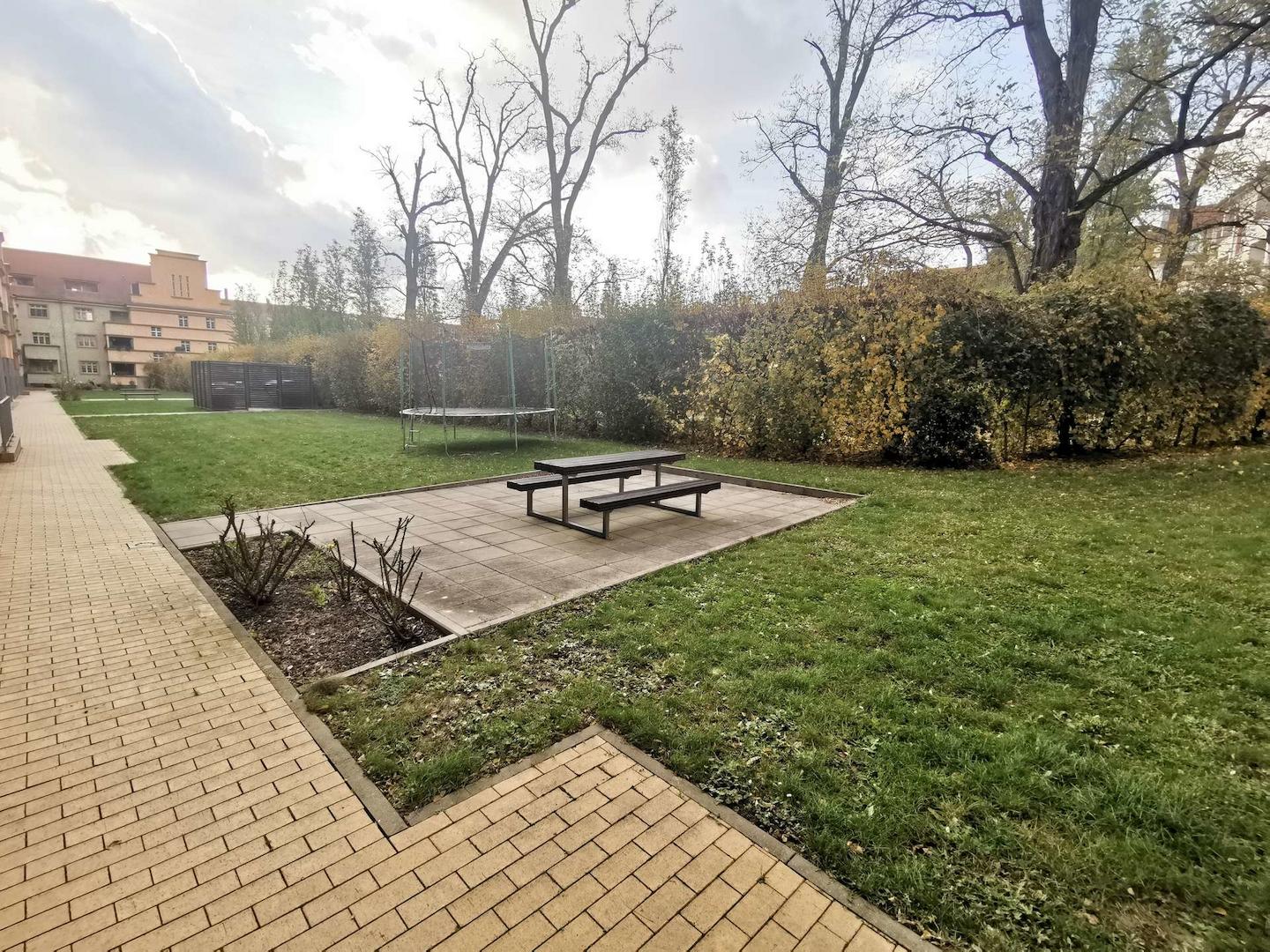 Parkähnlicher Hinterhof