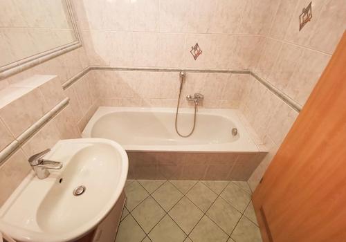 Bad mit Badewanne *