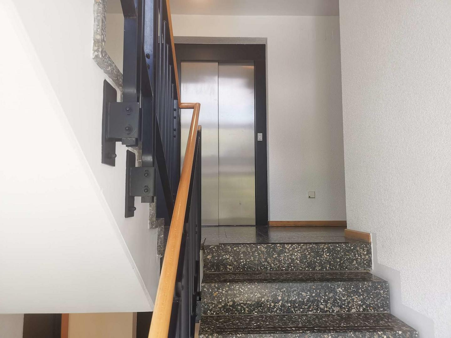 Treppenhaus mit Aufzug