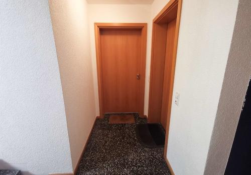 Flur mit Wohnungstür