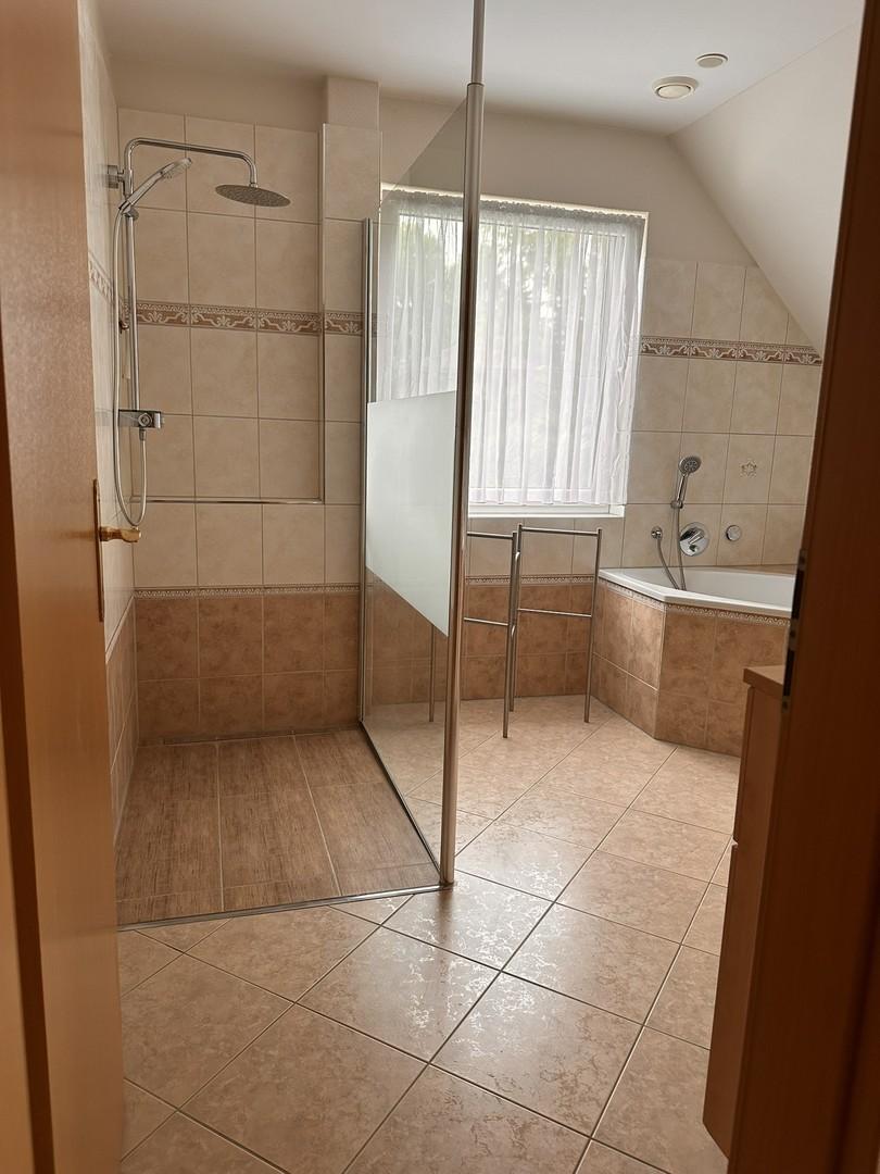 Bad mit Wanne und Dusche, OG