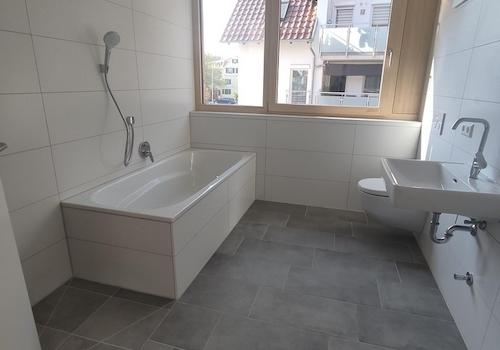 Hauptbad mit Wanne und Dusche