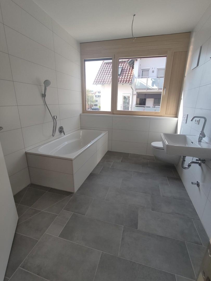 Hauptbad mit Wanne und Dusche