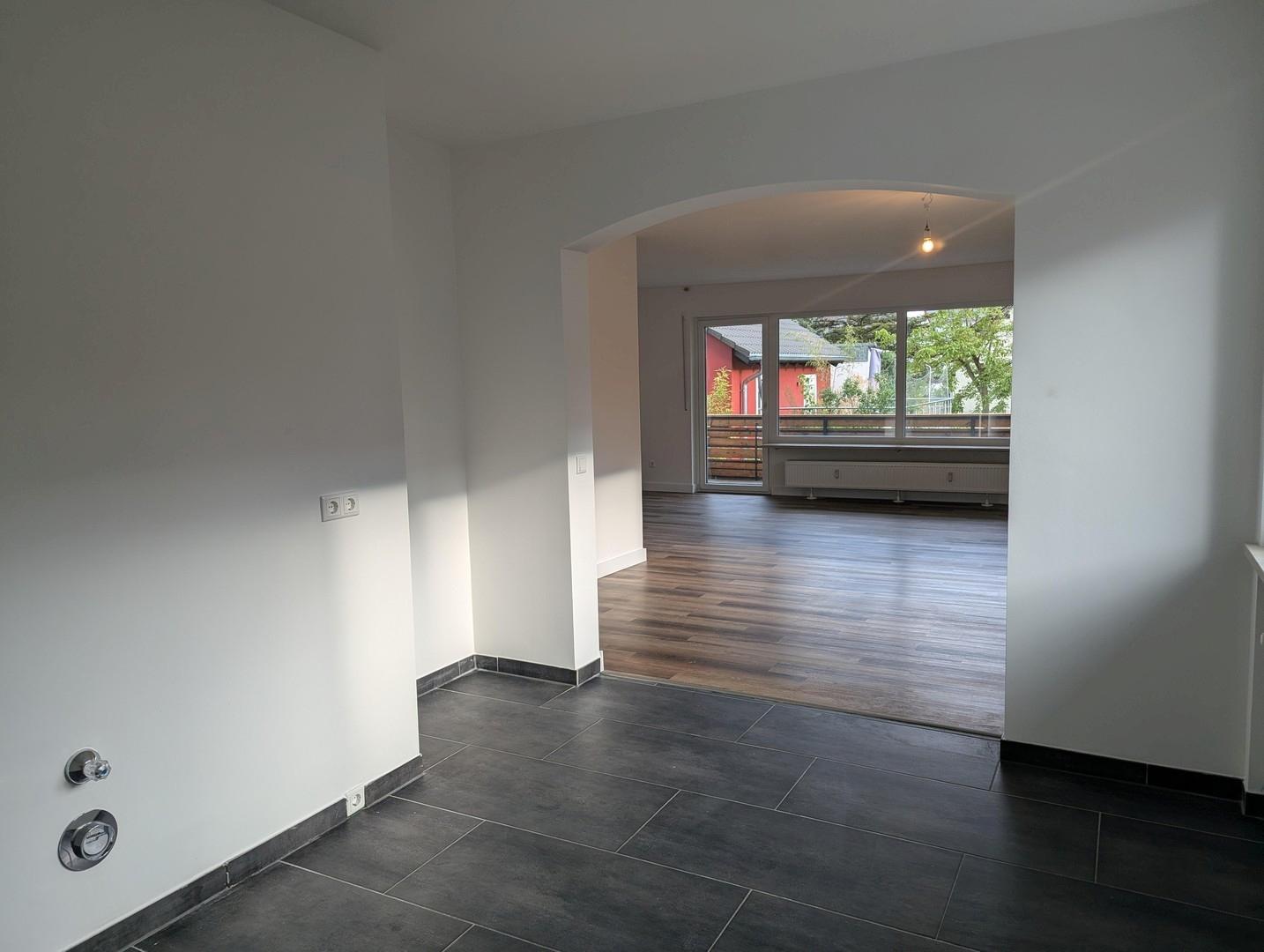 Küche (Blick ins Wohnzimmer)