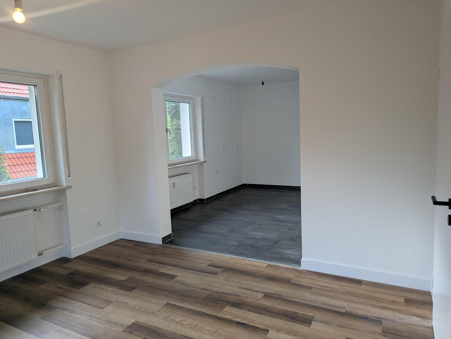 Wohnzimmer (Blick aus Küche)