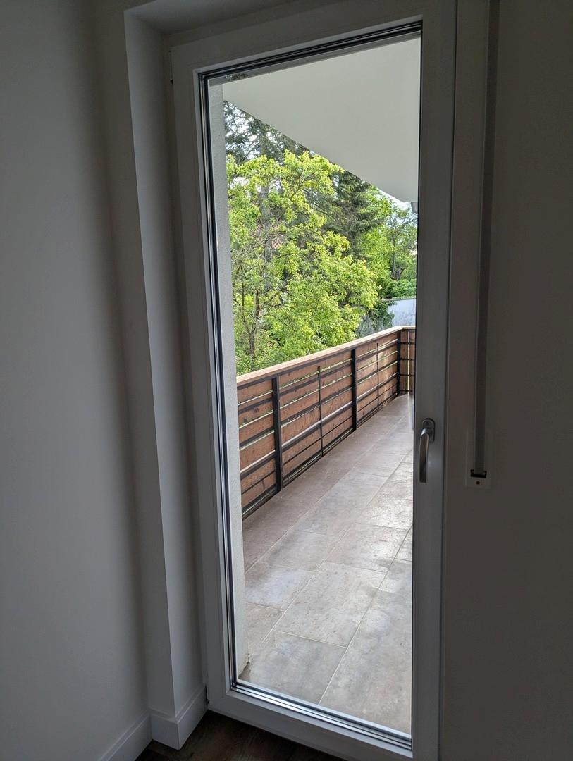 Schlafzimmer (Blick auf Balkon