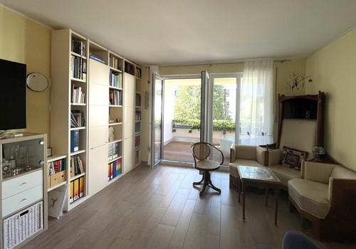 Wohnzimmer mit Balkon
