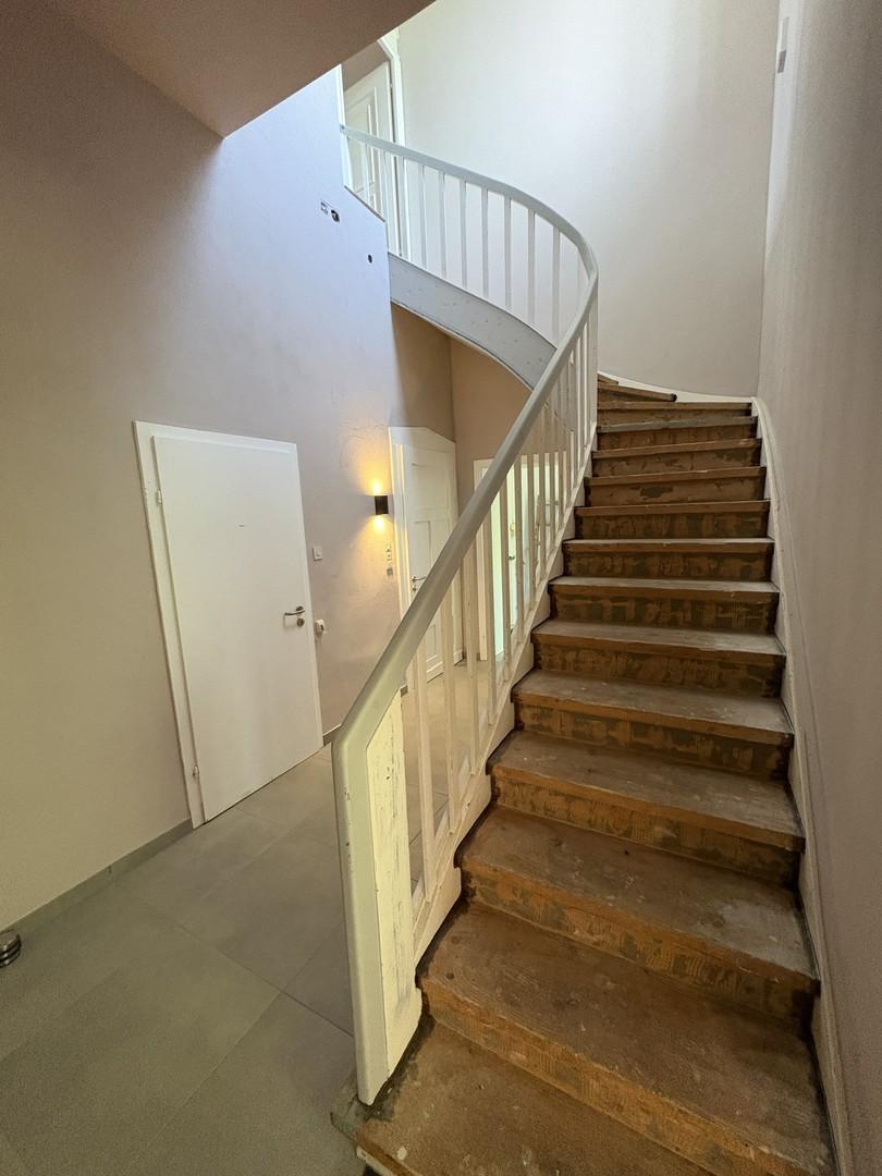 Treppenhaus in obere Wohnung