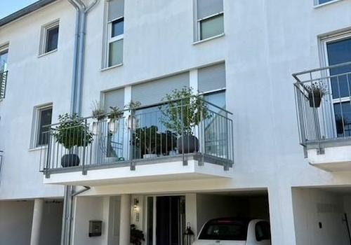 Eingang mit Carport