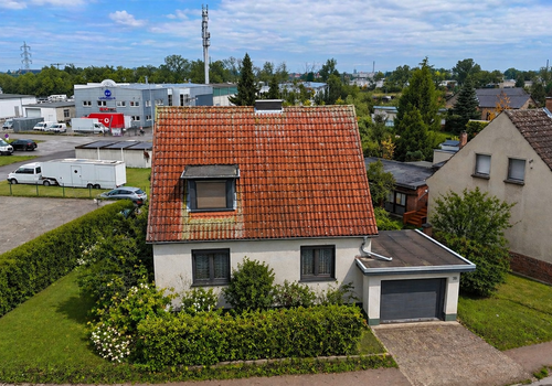 Außenansicht mit Grundstück Er