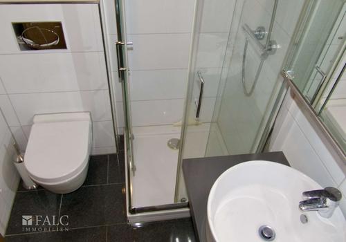 Modernes Duschbad
