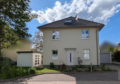 Frontalansicht mit Garage