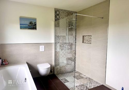 Badezimmer mit Dusche