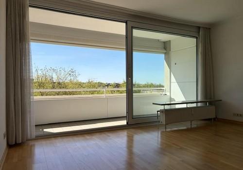Das Wohnzimmer mit Balkon