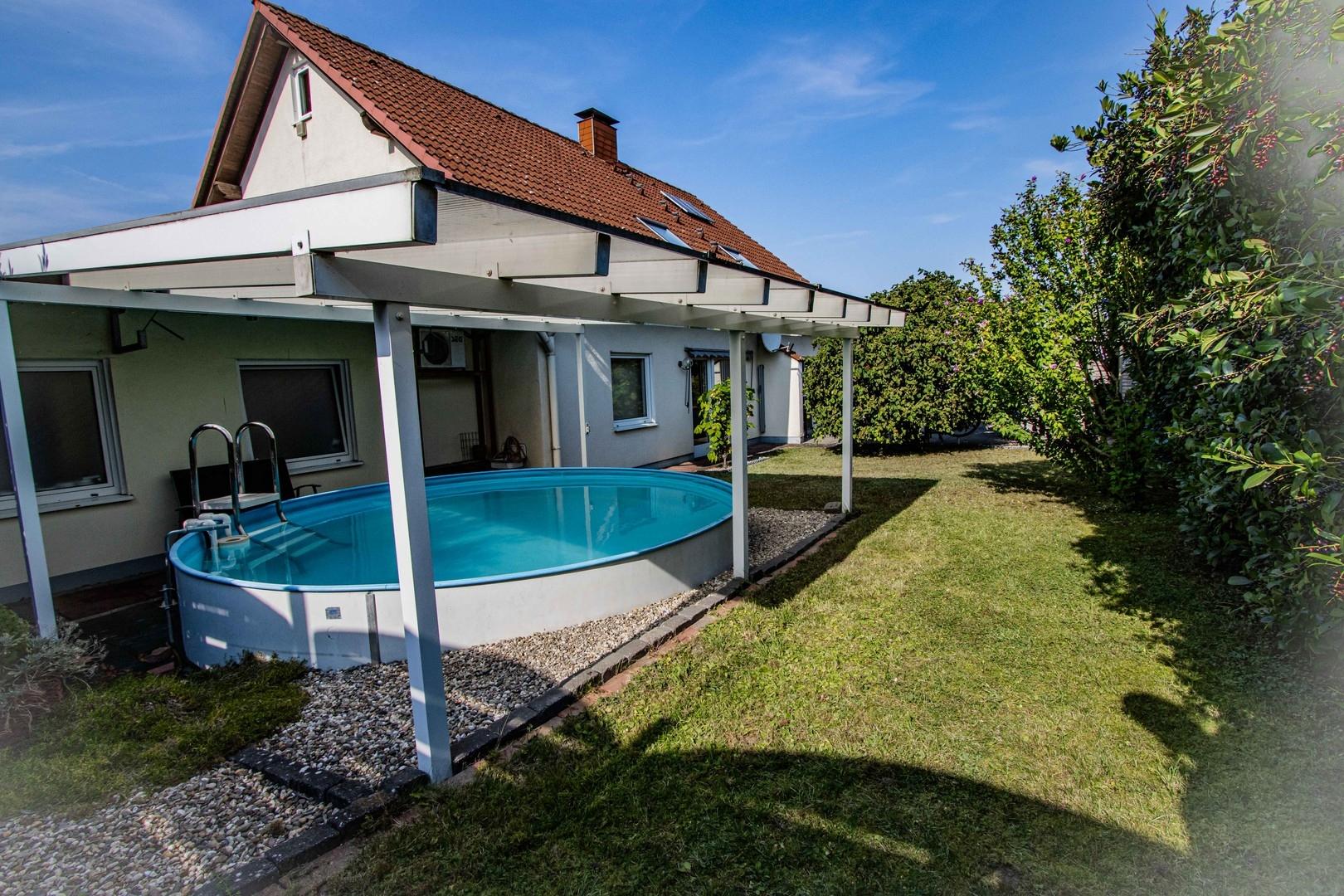 Garten mit überdachtem Pool