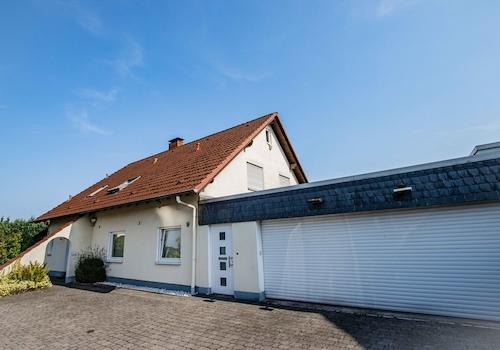 Frontansicht mit Doppelgarage