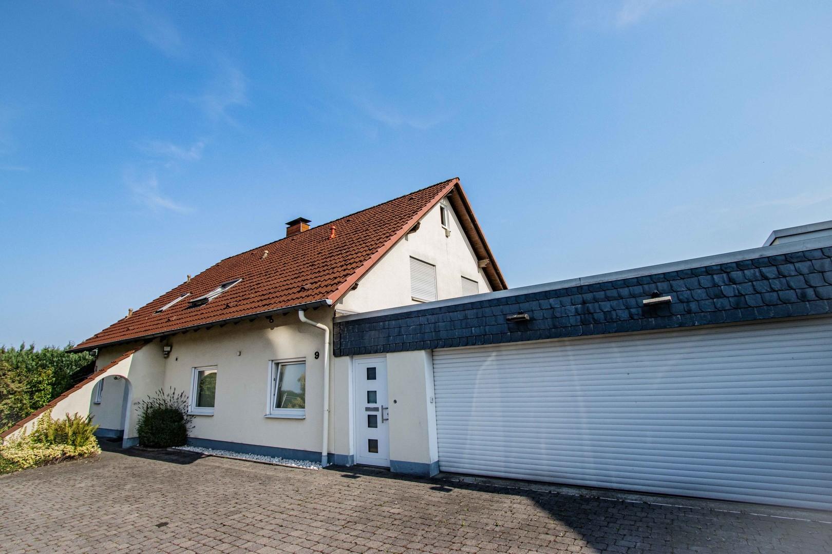 Frontansicht mit Doppelgarage