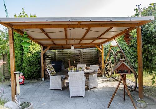 Überdachte Sitzecke im Garten