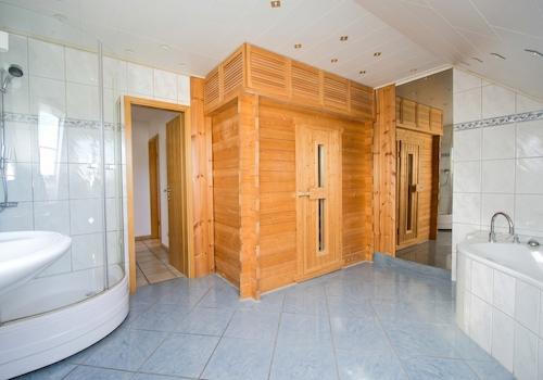 Badezimmer mit Sauna