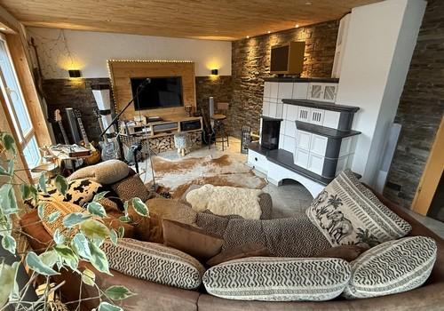 Wohnzimmer mit gem. Kachelofen