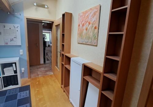 Heller Büroraum mit Durchgang