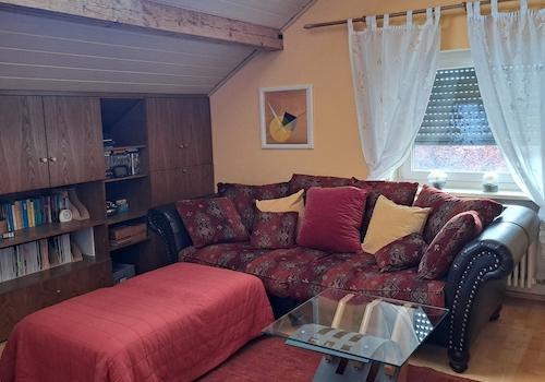 Wohnzimmer m. Einbauschrank li