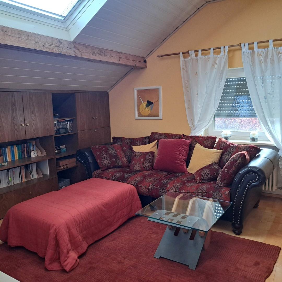 Wohnzimmer m. Einbauschrank li