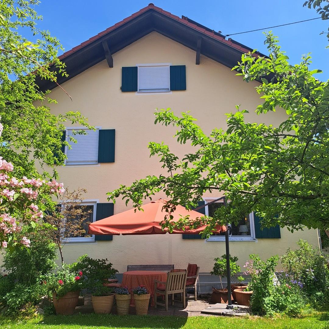 Terrasse/XL-Schirm/Holzmöbel