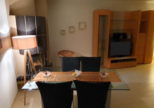 Wohnzimmer mit Kamin