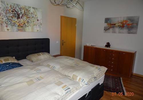 Schlafzimmer mit Bett/Kommode