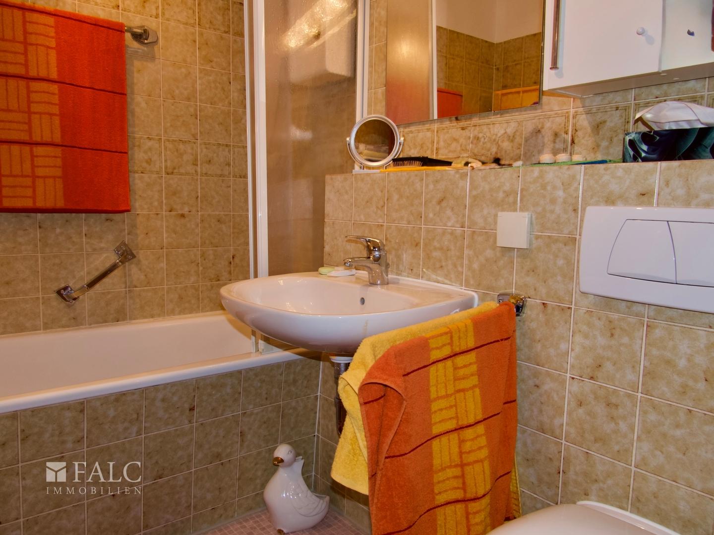 Badewanne, WC, WB