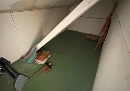55 Lagerraum in der Wand