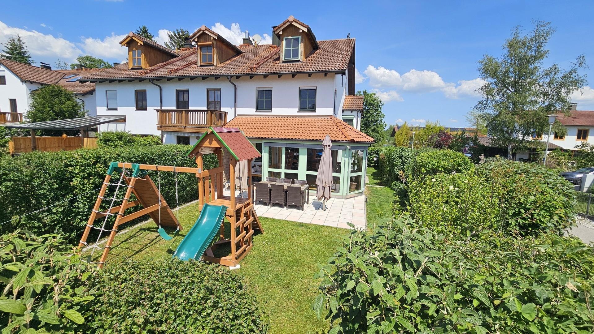 Haus mit Terrasse und Garten