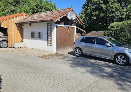 Garage mit Stellplätzen
