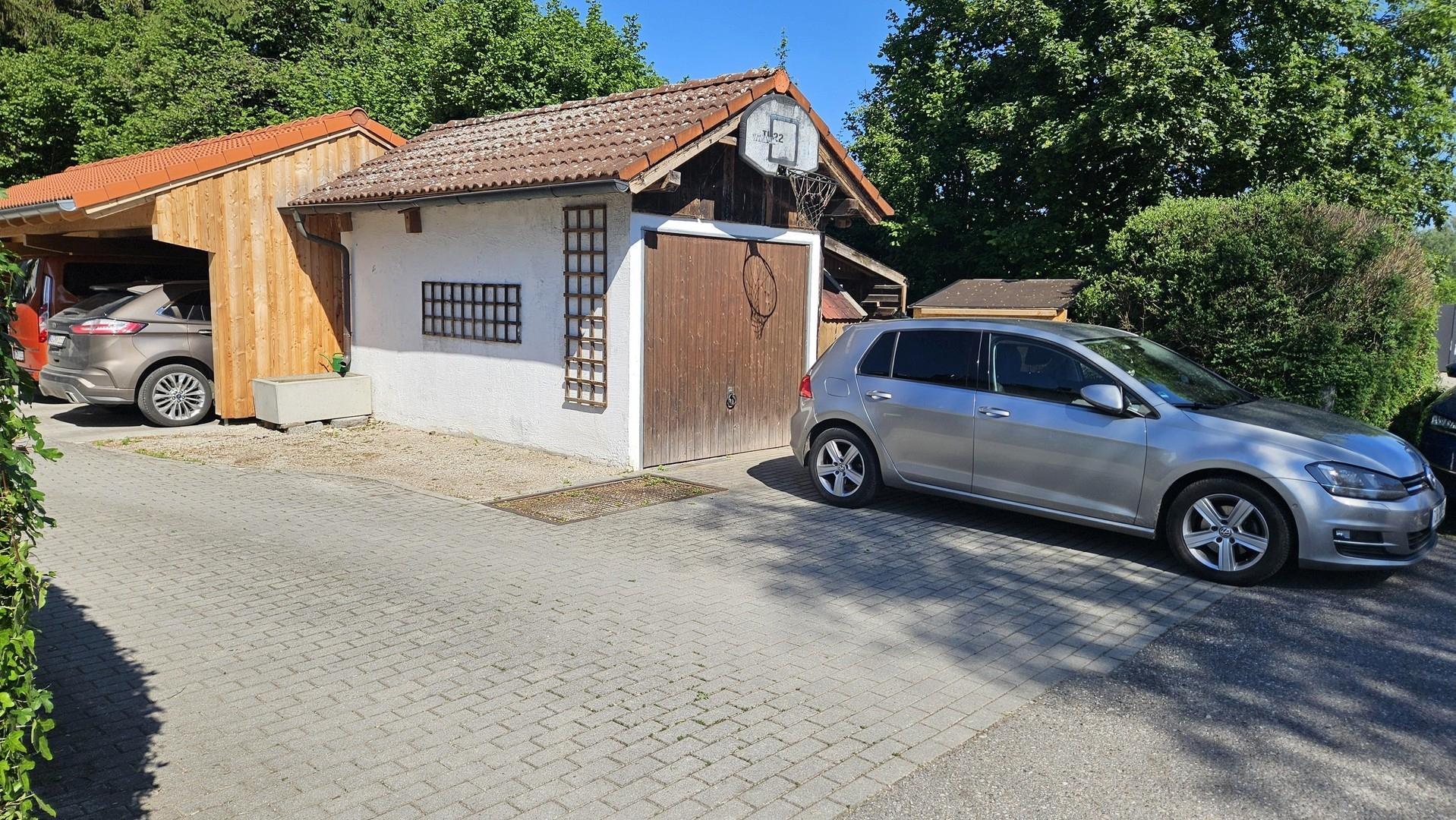 Garage mit Stellplätzen