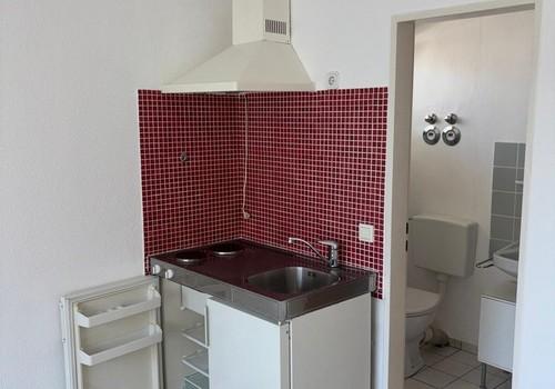 Wohnzimmer mit Kochnische