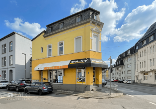 Außenansicht Schaufenster links KI