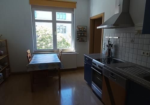 Küche mit Esstisch