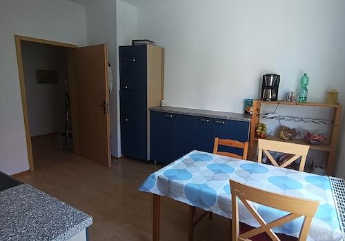 Helle Küche mit Esstisch
