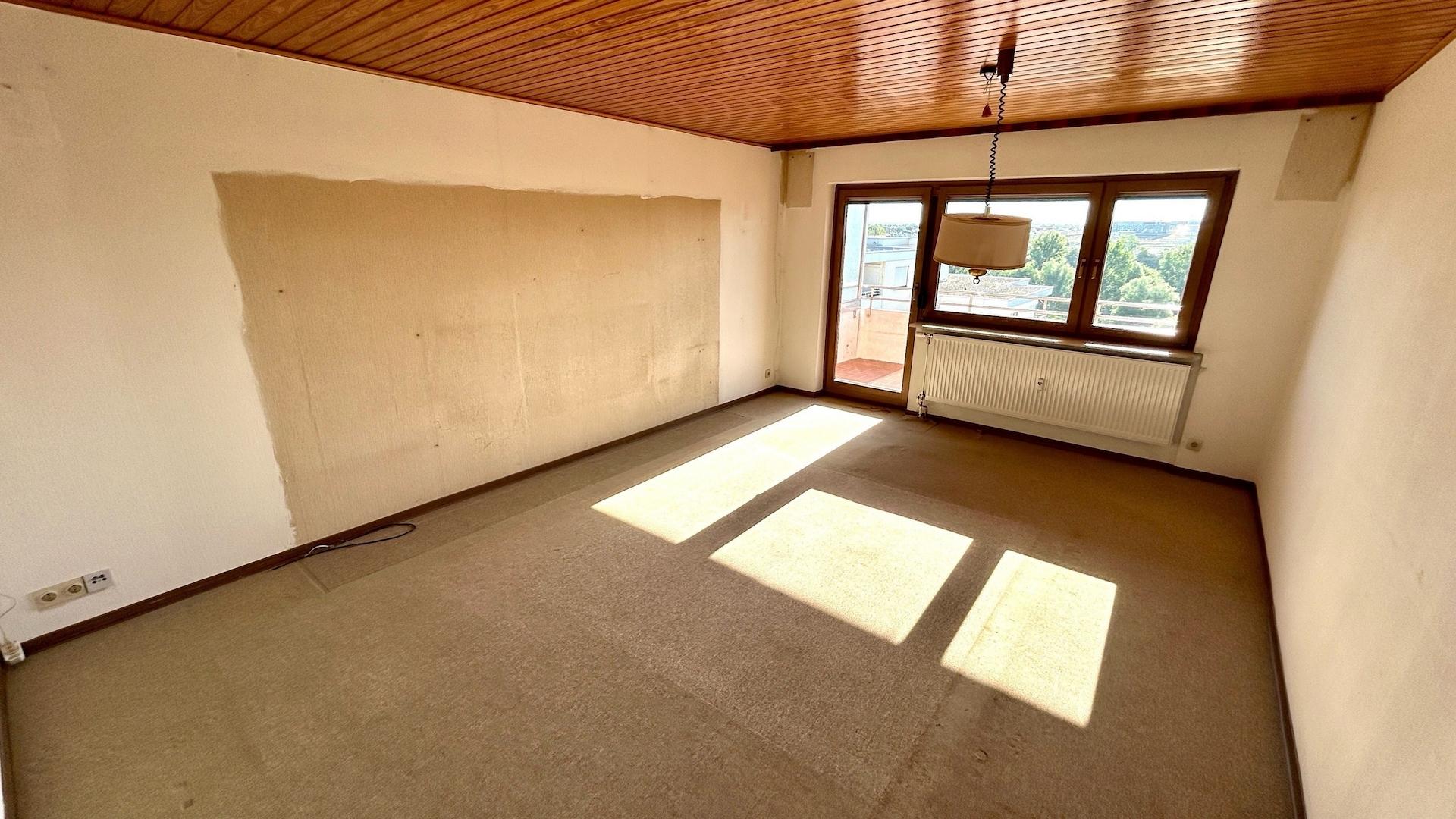 Wohnzimmer mit Zugang zum Balkon