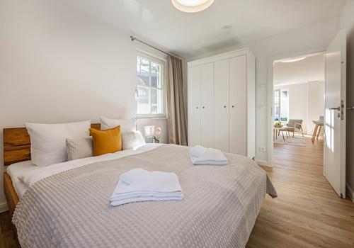 ... mit Doppelbett und großem Kleiderschrank