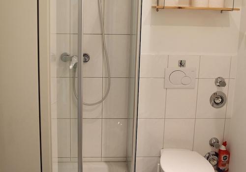 Gäste-WC mit Dusche