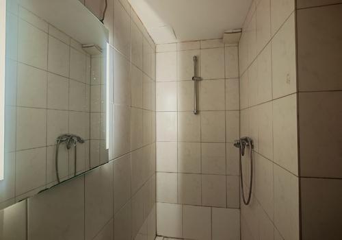 Bad mit Dusche und WC