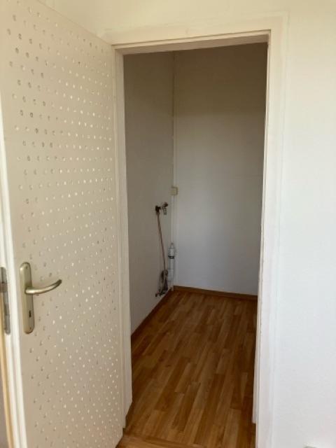 Abstellraum im Schlafzimmer mit Waschmaschinenanschluss