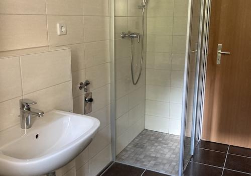 Bad mit Dusche (2)