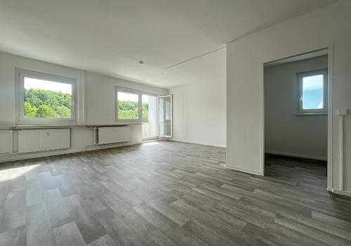 Wohnzimmer mit Blick zum Balkon