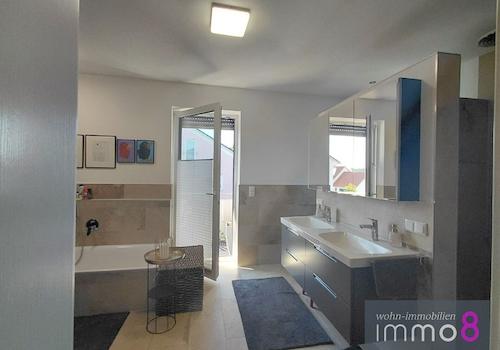 Badezimmer mit Balkon